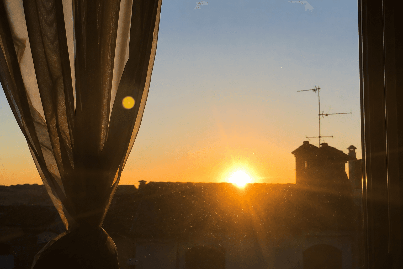 L'alba non arriva tutta insieme