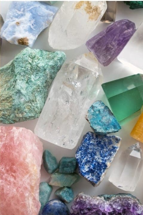 L'Anima della Pietra: Dialogo tra Materia ed Energia