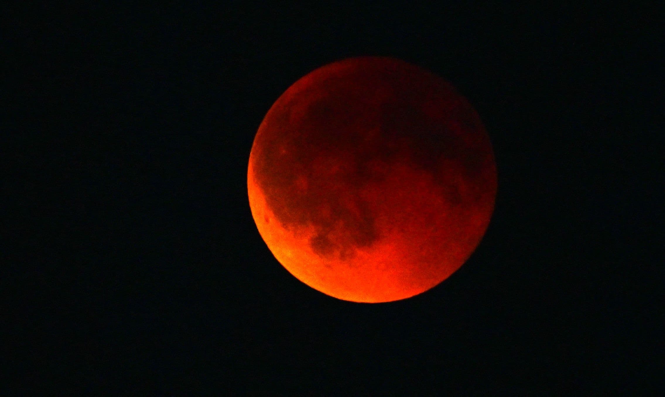 Cosa porterà l’eclissi lunare totale? Scopriamolo insieme